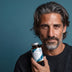 Hombre sosteniendo el bote de Viboost Tribulus + Maca de Naturadika